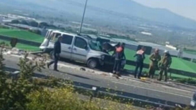 İzmir'de kamyon, hafif ticari araca çarptı; 1 ölü, 2 yaralı