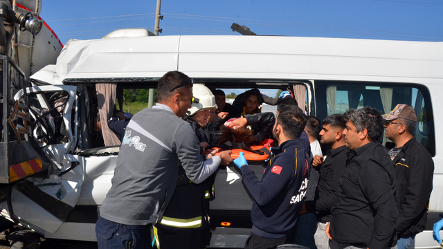 Tur minibüsü, sulama tankerine çarptı: 5'i turist 6 yaralı