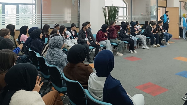 Elazığ'da öğrencilere internet bağımlılığı ve siber zorbalık konusunda seminer verildi