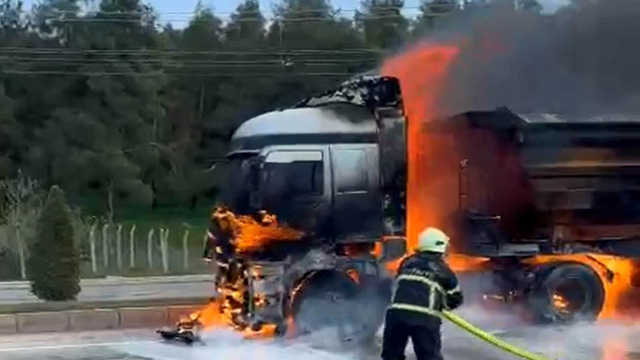 Seyri halindeki kamyon alev alev yandı