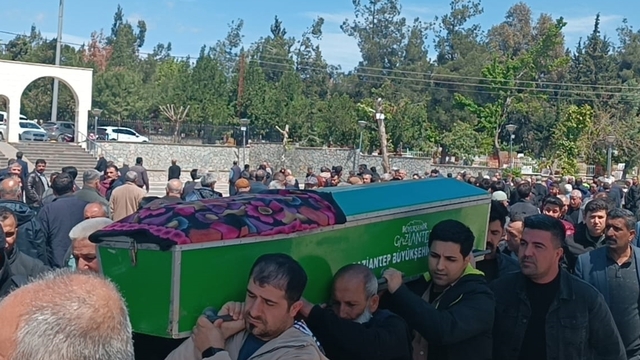 Gaziantep'teki trafik kazasında ölen anne ve oğlu toprağa verildi