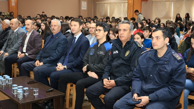 Astronot Tuva Cihangir Atasever, Artvin'de öğrencilerle buluştu