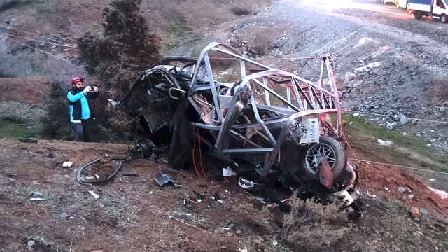Bingöl'de elektrik direğine çarpan otomobildeki 1 kişi öldü, 1 kişi yaralandı