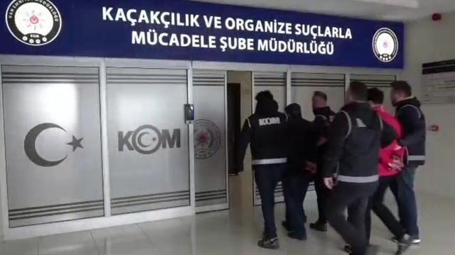 Van'da kaçakçılık operasyonunda silah, fişek ve silah parçaları ele geçirildi