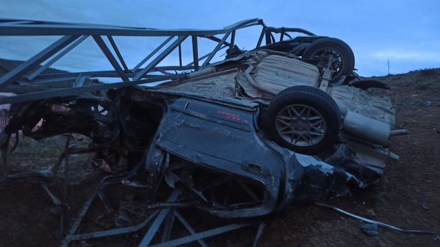 Bingöl'de çarptığı elektrik direği otomobilin üzerine düştü;1 ölü, 1 yaralı