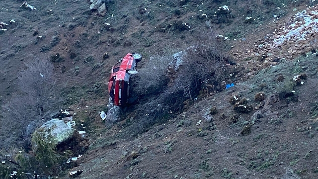 Gümüşhane'de uçuruma devrilen otomobildeki 3 kişi yaralandı