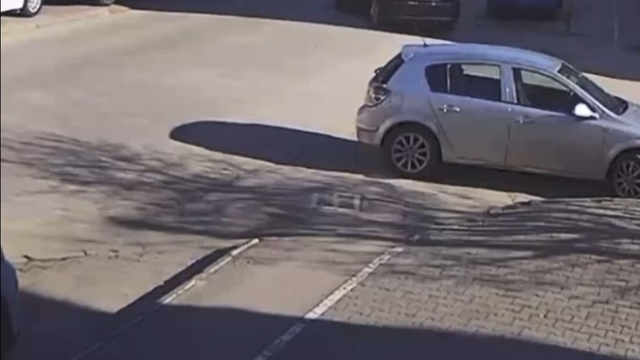 Motosiklet ile otomobilin çarpıştığı kaza kamerada