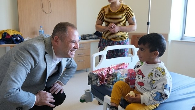 Kırklareli Belediye Başkanı Bulut, hastanede tedavi gören çocukları ziyaret etti