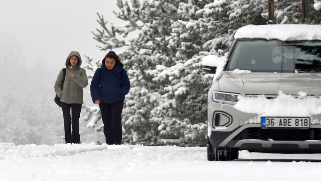 Kars ile Ağrı'da kar yağışı ve soğuk hava etkili oluyor
