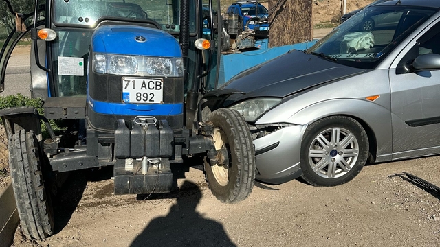 Otomobil ile traktör çarpıştı; 3 jandarma personeli yaralı