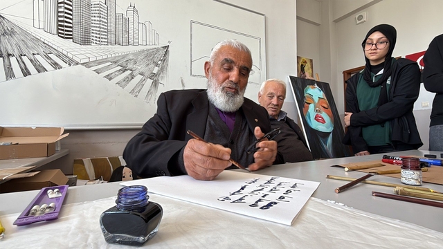 Süryani papaz, 70 yıldır gönül verdiği hat sanatını öğrencilere aktardı