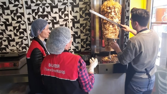 Edremit'te döner satışı yapan işletmeler denetlendi