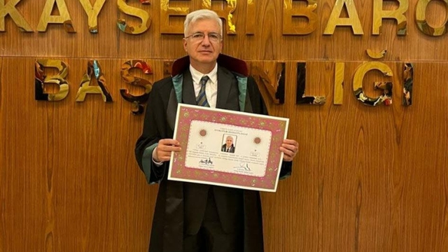 34 yıllık genel cerrah, sağlık çalışanlarına şiddet olayları artınca avukat oldu