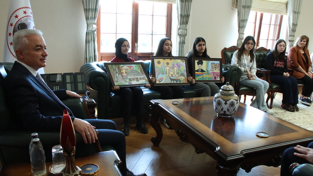 Kırklareli'nde resim yarışmasında dereceye giren öğrencilere ödülleri verildi