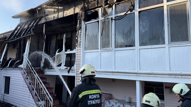 Eski eşi ile komşularını darbedip, evi yaktı