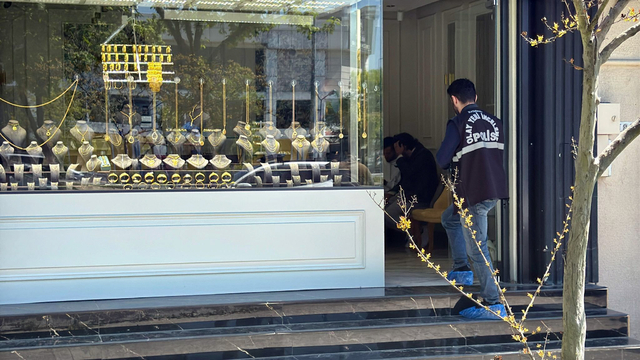 Bursa'da kuyumcuyu tabancayla soyma girişiminde bulunan 2 şüpheli aranıyor