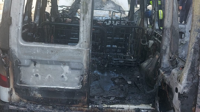 Tekirdağ'da park halindeki hafif ticari araçta çıkan yangın söndürüldü
