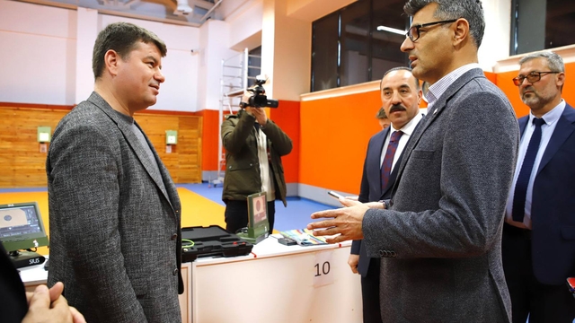 Milli atıcı Yusuf Dikeç, Aksaray'da sporcularla bir araya geldi