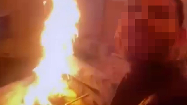 Annesi ile yaşadığı evi ateşe verip, canlı yayın açtı