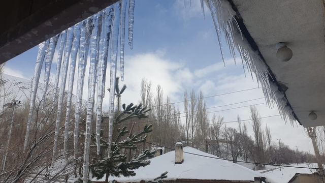 Başkale'de evlerin çatılarında buz sarkıtları oluştu