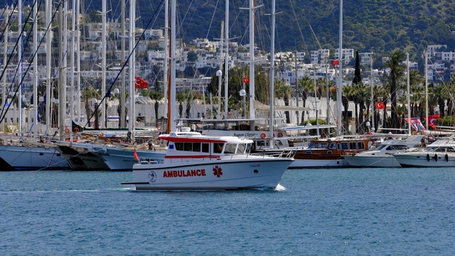 Yunanistan'da teknede düşerek yaralanan kişi deniz ambulansıyla Bodrum'a getirildi