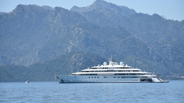 Mega yat "Golden Odyssey" Marmaris Körfezi'ne demirledi