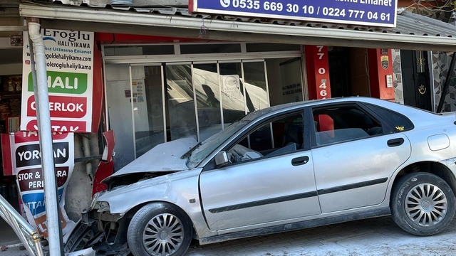 Otomobil, halı yıkama dükkanının camı ve demirlerine çarptı