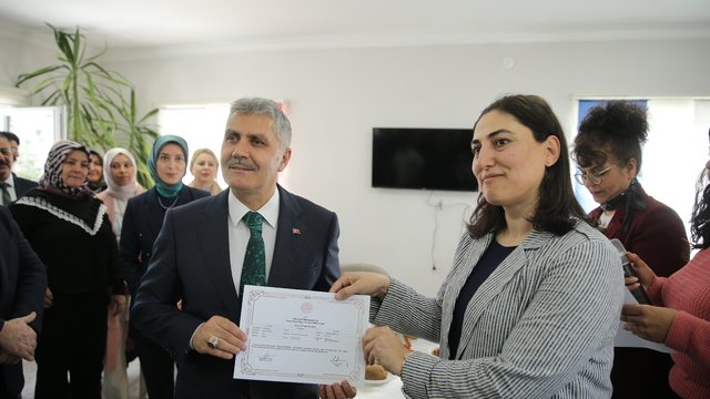 Niğde'de yöresel gıda ürünleri yapımı kursunu tamamlayan kursiyerlere sertifika verildi