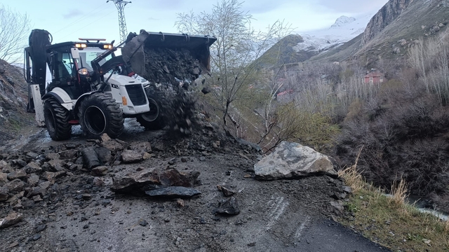 Hakkari'de yola düşen kaya parçaları temizlendi