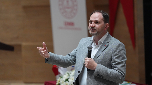 Yeşilay Genel Başkanı Dinç, İzmir'de öyküsel terapi yöntemini anlattı