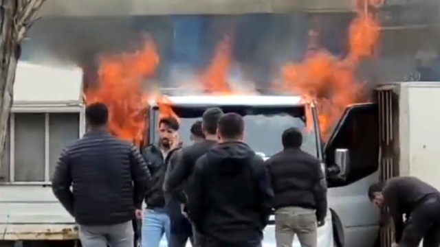 Tamire götürülen çekici, alev alev yandı