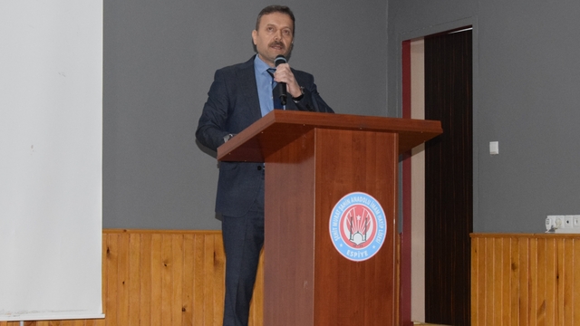 Espiye'de "gençlerin kimlik arayışı" konulu söyleşi düzenlendi