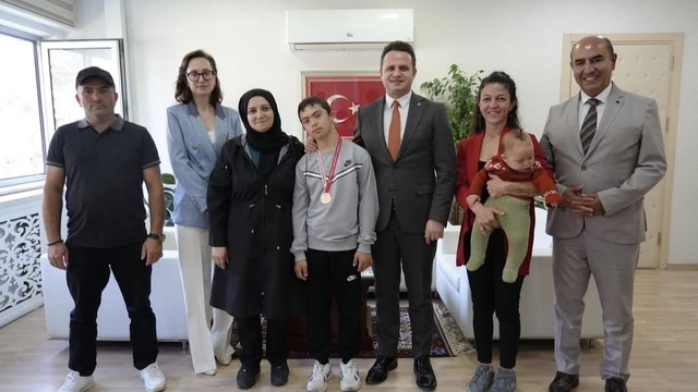 Türkiye Şampiyonu Aziz Can Aydoğan İl Milli Eğitim Müdürü Çay'ı ziyaret etti