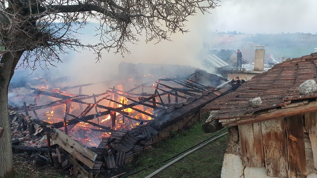 Manisa'da ahırda başlayan ve 2 eve sıçrayan yangın söndürüldü