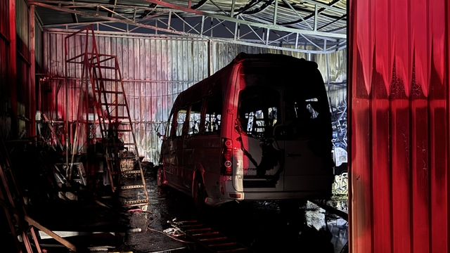 Bursa'da oto tamirhanesinde çıkan yangın söndürüldü