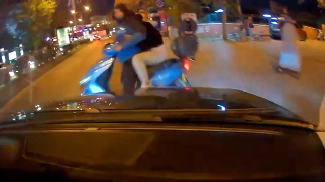 Otomobilin yaya geçidinde çarptığı motosikletteki 2 kişi yaralandı; kaza kamerada