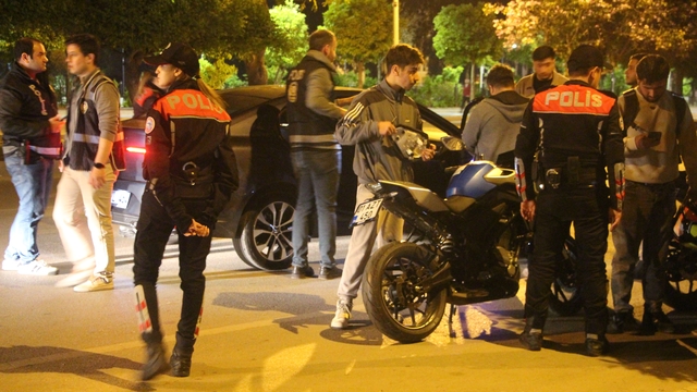 Adana'da 1228 polisin katıldığı denetlemelerde aranan 93 kişi yakalandı