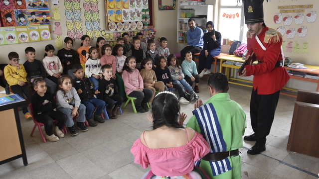Köy okulundaki çocuklar ilk kez tiyatro ile buluştu