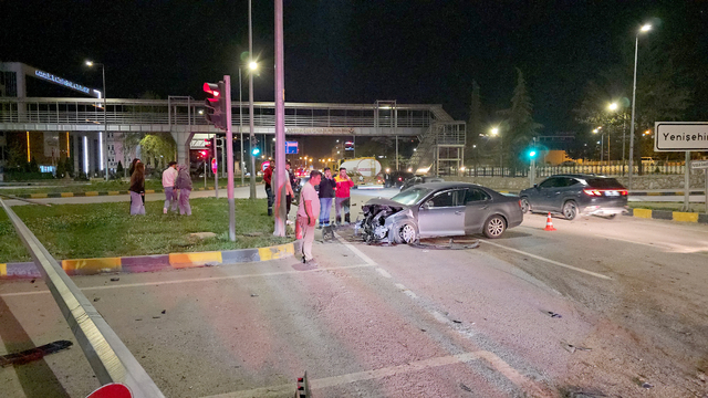 Karabük'te aydınlatma direğine çarpan otomobilin sürücüsü yaralandı