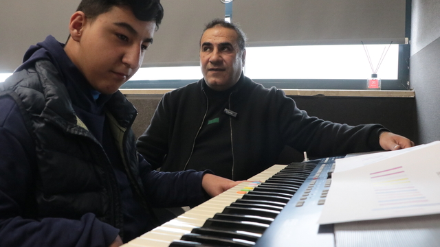 Görme engelli müzik öğretmeni, kendisi gibi özel öğrencilere ders veriyor