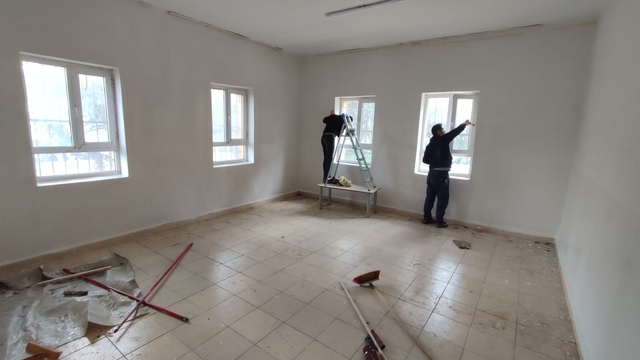 İzmir'de yardım ekibi gönüllüleri Bayındır'da okula kütüphane kurdu