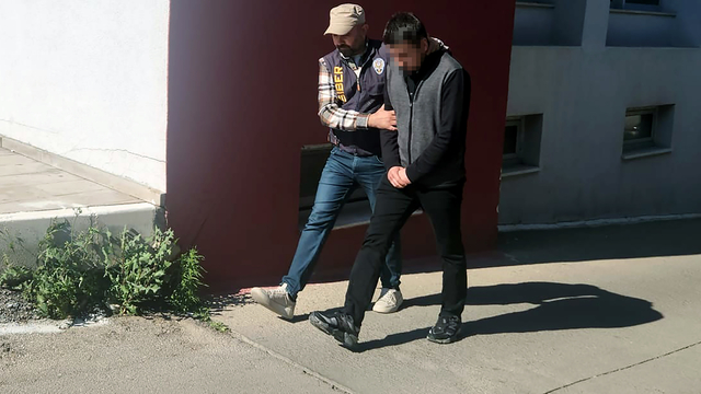 ABD'deki çetenin lideri olduğu iddiasıyla Adana'da yakalandı; suç deliline rastlanmayınca serbest kaldı