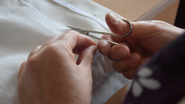 Gümüşhane'de çeyiz sandıklarındaki el işi ürünleri usta ellerde yeniden işleniyor