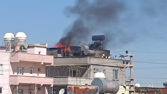 Siirt'te 3 katlı binanın çatı katında çıkan yangın söndürüldü