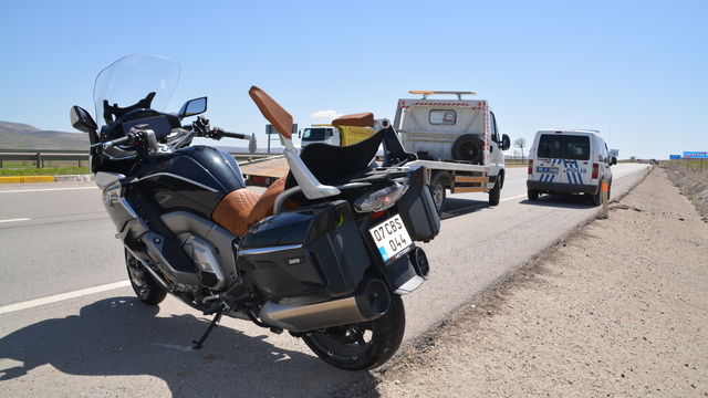 Sivas'ta yeni satın aldığı motosikletiyle bariyerlere çarpan sürücü öldü