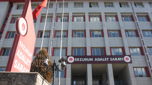 Direksiyonda yaralı bulunan sürücünün aracının bagajından eşinin cesedi çıktı