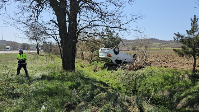 Çorum'da devrilen otomobilin sürücüsü yaralandı