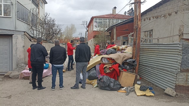 Van'da kötü koku yayılan evden 10 ton çöp çıktı
