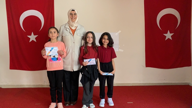 Aladağ'da "Ufka Yolculuk Bilgi ve Kültür Yarışması"nda dereceye girenler ödüllerini aldı