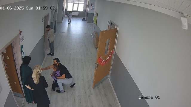 Boğazına para kaçan 5 yaşındaki Irmak'ı, okul müdürü Heimlich manevrasıyla kurtarıldı